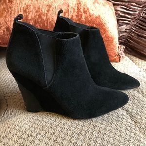 Women’s Vince Camuto Yannick Black Suede Wedges Size 8-1/2 M